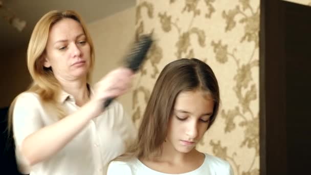 Mamma pettina i capelli alle figlie. capelli lunghi. 4k, rallentatore. copia spazio . — Video Stock