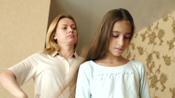 Moeder kamt haar haar dochters. lange haren. 4k, Slow-motion. kopie ruimte. — Stockvideo