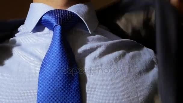 Unbekannter Geschäftsmann passt seinen Anzug an. — Stockvideo