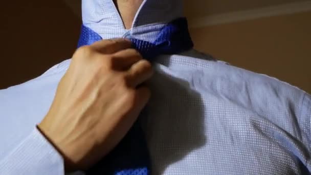Empresário irreconhecível ajusta seu terno . — Vídeo de Stock
