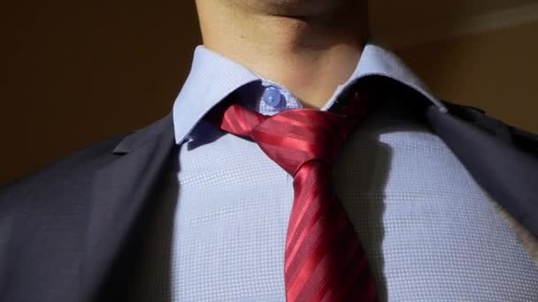 Unrecognizable businessman takes off his suit. — Stock Video