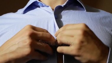 Tanınmayan işadamı takımını ayarlar.