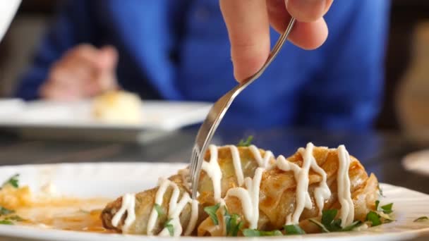 Капустяні рулони на тарілці, хтось їсть капустяні рулони. 4k, повільний рух — стокове відео