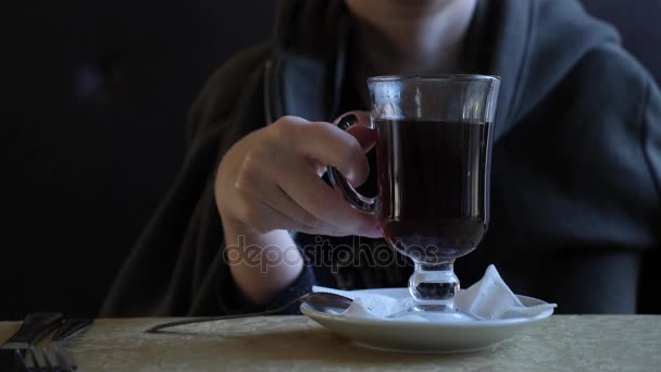 4k, încetineşte. Cineva bea ceai dintr-un pahar transparent — Videoclip de stoc