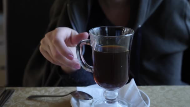 4k, slow-motion. Iemand drinkt thee uit een transparant glas — Stockvideo
