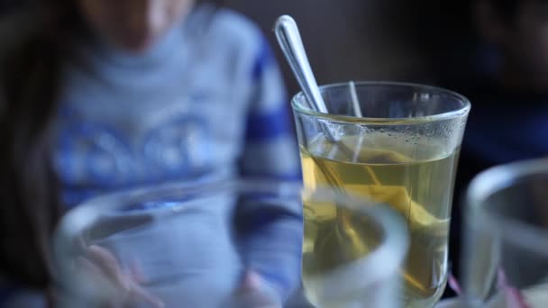 4k, slowmotion. transparent muggar med te på bordet — Stockvideo