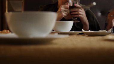 kimse soğuk bir kafede kahvaltı için sıcak yulaf ezmesi yiyor. 4k, ağır çekim