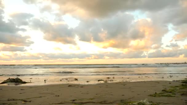 Oranje wolken boven de zee. 4k, time-lapse. — Stockvideo