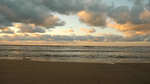 Nuvens laranja sobre o mar. 4k, lapso de tempo . — Vídeo de Stock