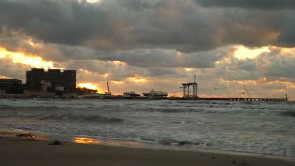 Oranje wolken boven de zee dok. 4k, time-lapse. — Stockvideo