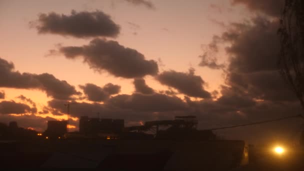 Nubes naranjas durante la puesta del sol. 4k, lapso de tiempo — Vídeos de Stock