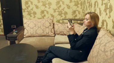 işadamları, bir erkek ve bir kadın iş takım elbiseli birkaç içme şarap kanepede oturan süitlerde. 4k