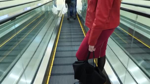 Rörelse av kvinnans hand på rulltrappan räcken. 4 k, slow motion, närbild — Stockvideo