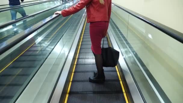 Mouvement de la main des femmes sur les mains courantes de l'escalator. 4k, ralenti, gros plan — Video
