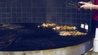 açık mutfak restoranda aşçı et ve sebze Moğol ızgara hazırlar. 4k, ağır çekim