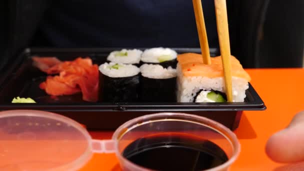 Alguém come rolos de sushi. Fecha. 4k, câmera lenta — Vídeo de Stock