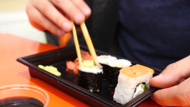 Alguien come rollos de sushi. De cerca. 4k, cámara lenta — Vídeo de stock