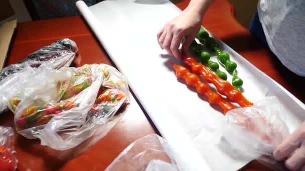 Mamãe e sua filha coletar um pacote com doces orientais e frutas. 4k, câmera lenta — Vídeo de Stock