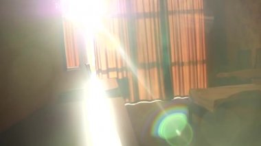 Güzellik kadını yataktan alır ve perdeleri üzerinde büyük bir pencere açar ve ışıkta sağlar. Pencereden dışarı bakarak. Ağır çekim. 4k