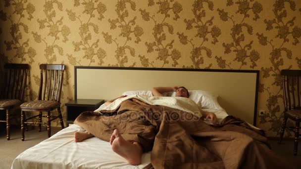 Yatakta sevişen çift. erkek ve kadın bacakları görünümü, beyaz keten üst. seks. 4k, ağır çekim — Stok video