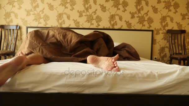 夫妻在床上做爱男性和女性的腿顶部的看法, 白色亚麻布。性.4k、慢动作 — 图库视频影像