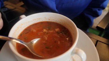 Borsch ekşi krema, karıştırma, yakın çekim kafe ya da Restoran servis. 4k, ağır çekim