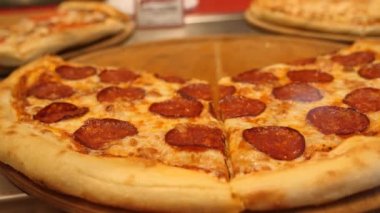 Pizza üstünde belgili tanımlık sayaç cam arkasında. tarzı yemek tepsilerine açık büfe. 4 k yavaş hareket, yakın çekim.