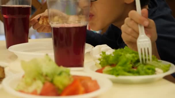 누군가가 패스트 푸드 식당에서 그리스 샐러드를 먹고 있다. 4 k, 슬로 모션 클로즈업 — 비디오