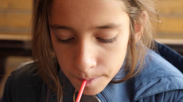 Dítě pít koktejl přes brčko, close-up, 4 k slow-motion. — Stock video