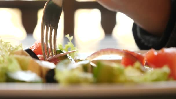 Quelqu'un mange une salade grecque dans un fast-food. 4k, gros plan au ralenti — Video