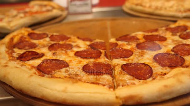 Pizza üstünde belgili tanımlık sayaç cam arkasında. tarzı yemek tepsilerine açık büfe. 4 k yavaş hareket, yakın çekim. — Stok video
