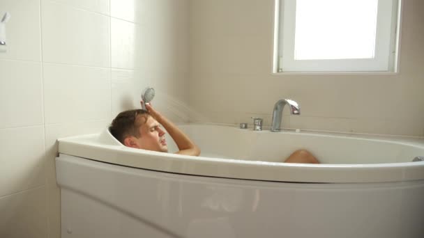 Un hombre tomando un baño. 4k, cámara lenta — Vídeos de Stock