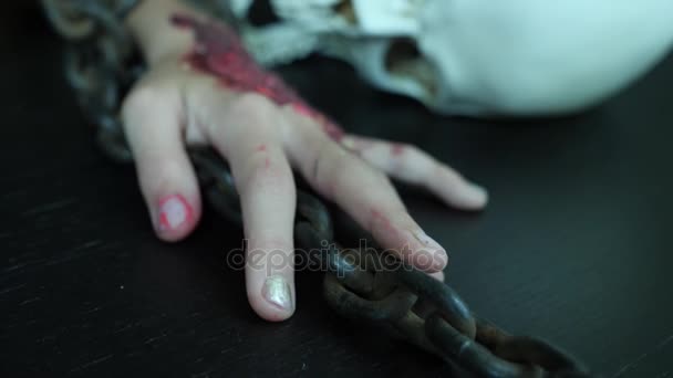 Eine schreckliche Hand mit einer blutigen Wunde wird an eine Eisenkette gefesselt. Handmonster an Halloween. 4k, Zeitlupe — Stockvideo