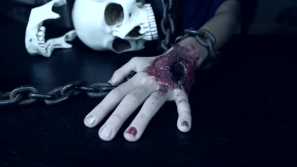 流血のひどい手巻きは、鉄チェーンにチェーンされています。ハロウィーンの手のモンスター。4 k、スローモーション — ストック動画