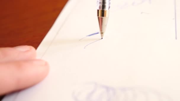 Extremo close-up de caneta esferográfica writinExtremo close-up de caneta esferográfica escrita. 4k, motiong lento — Vídeo de Stock
