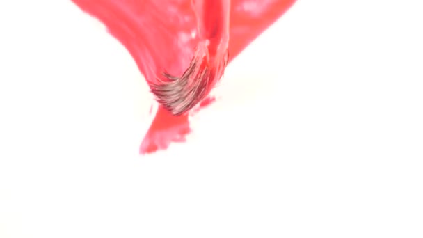 Кто-то рисует краску на белом листе. крупным планом кисточки. 4К, замедленная съемка. нарисуйте сердце красной краской — стоковое видео