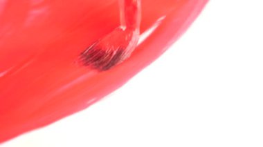 biri beyaz bir kağıda boya çizer. bir Püskül close-up. 4k, ağır çekim. bir kalp kırmızı boya ile çizmek