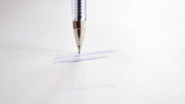 Aşırı yakın kadar tükenmez kalem writinextreme yakın çekim tükenmez kalem yazma. 4k, yavaş motiong