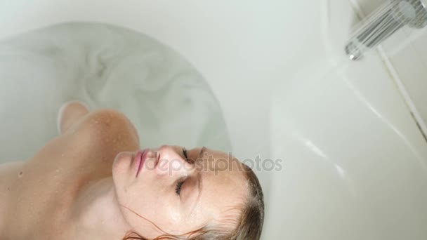 Een vrouw wast haar hoofd in de douche. 4 k slow-motion — Stockvideo