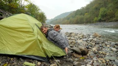 4 bir adam ve bir kız bir turist yakınındaki çadırın bir dağ nehir kıyısında k..