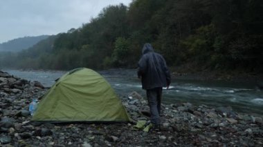 4 k. bir dağ nehir kıyısında bir turist çadır yakınındaki bir adam.