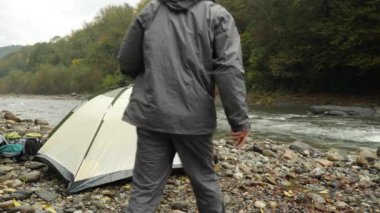 4 k. adam koyar bir turist çadır bir dağ nehir kıyısında.