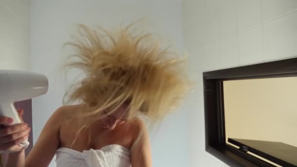 Αργή κίνηση της γυναικείας στεγνώσει τα βρεγμένα μαλλιά. Μια θηλυκή γυναίκα χρησιμοποιεί στεγνωτήρα μαλλιών στο μπάνιο. 4k — Αρχείο Βίντεο