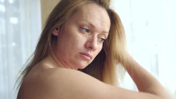 Långsam rörelse av kvinnliga torr vått hår. En kvinnlig kvinna använder en hårtork i badrummet. 4k — Stockvideo