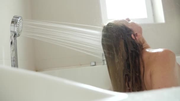 Une femme se lave la tête sous la douche. 4k au ralenti — Video