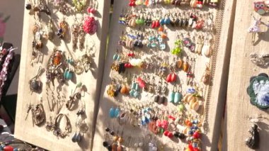 Ucuz takı açık piyasa. yarı değerli taşlar fuarda urun. 4k, ağır çekim