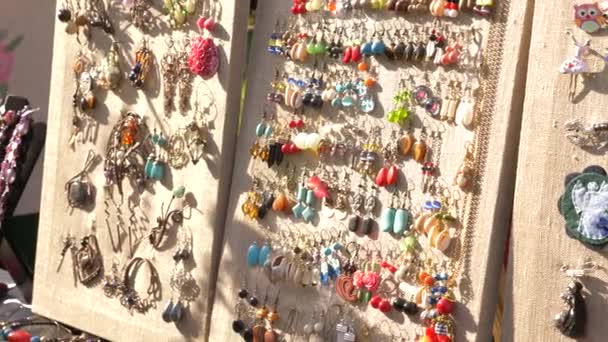 Joyería barata en el mercado abierto. productos de piedras semipreciosas en la feria. 4k, cámara lenta — Vídeos de Stock