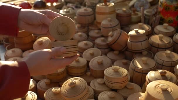 Utensilios de cocina de madera en la feria de artesanía popular. 4k, cámara lenta — Vídeos de Stock