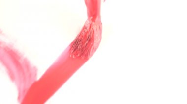 biri beyaz bir kağıda boya çizer. bir Püskül close-up. 4k, ağır çekim. bir kalp kırmızı boya ile çizmek