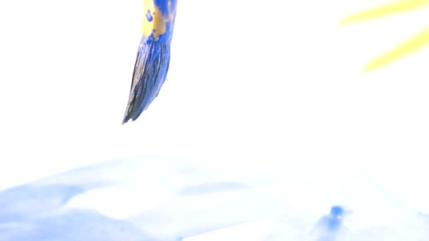 Iemand trekt verf op een wit vel. Close-up van een kwast. 4k, Slowmotion, een blauwe zee is geïnspireerd op een wit vel — Stockvideo